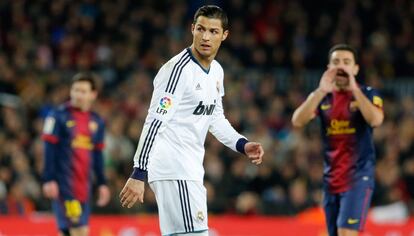 Ronaldo entre Messi y Xavi Hernandez.