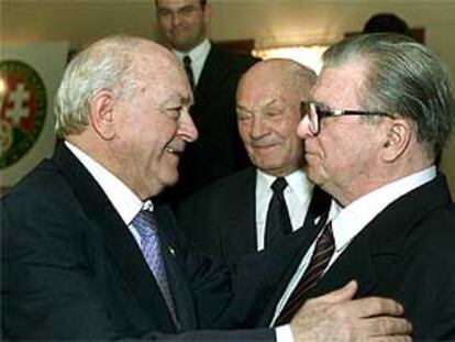 Ferenc Puskas es felicitado por Alfredo di Stefano