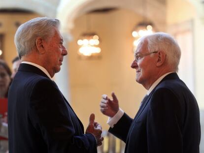 Mario Vargas Llosa y Víctor García de la Concha charlan durante la reunión del Patronato del Instituto Cervantes.