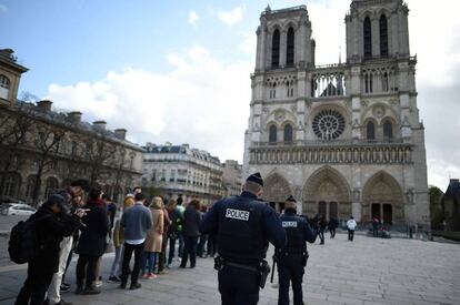 Agentes de la policía francesa patrullan frente a la catedral de Notre-Dame, en París, el pasado marzo.