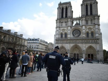 Agentes de la polic&iacute;a francesa patrullan frente a la catedral de Notre-Dame, en Par&iacute;s, el pasado marzo.