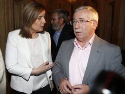 La ministra de Empleo, Fátima Báñez (i), conversa con el secretario general de CCOO, Ignacio Fernández Toxo (d), durante un desayuno informativo organizado por el Fórum Europa que ha contado con la intervención del secretario general de UGT, Cándido Méndez (c - detrás). EFE/Archivo