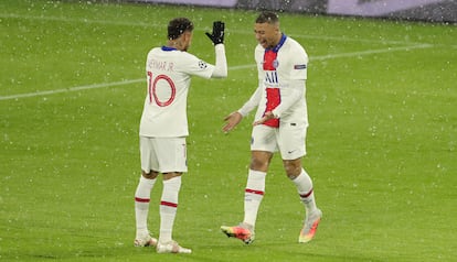 Mbappé y Neymar celebran la victoria del PSG en Múnich.