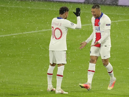 Mbappé y Neymar celebran la victoria del PSG en Múnich.