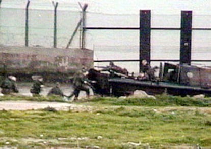 Imagen de vídeo en la que se ve a los soldados británicos desembarcando el pasado domingo en la cala de San Felipe de la Línea de la Concepción.