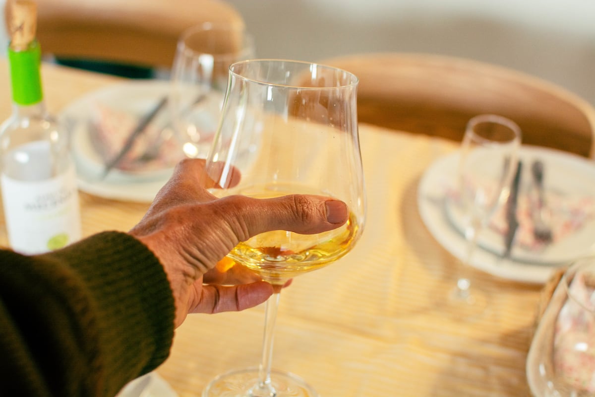 Un alcohólico recuperado que vuelve a catar vino, ¿qué hacemos con este relato? | Salud y bienestar