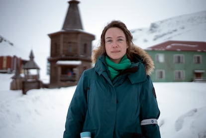 Natalia Maksimishina, con la iglesia ortodoxa rusa al fondo.