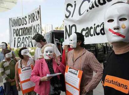 Simpatizantes de Ciutadans protestan contra la dirección del partido ante el edificio donde se celebró el congreso.