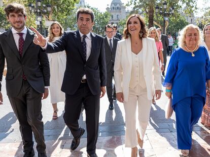 La alcaldesa de Valencia, María José Catalá, a su llegada al Ayuntamiento acompañada por el presidente de la Generalitat, Carlos Mazón, el día de su toma de posesión.