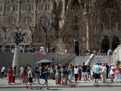 Turistas en los alrededores de la Sagrada Familia, en Barcelona, hace un mes.