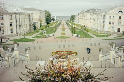 Una avenida con edificios de estilo estalinista en la ciudad secreta de Sillamäe. La ciudad estaba prohibida a visitantes y no aparecía en los mapas por tener una planta de procesamiento de uranio.