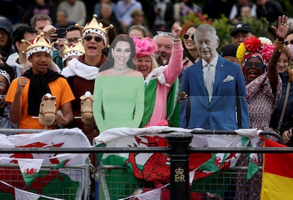 Fans de la familia real británica esperan la llegada de los monarcas, este sábado en Londres. 