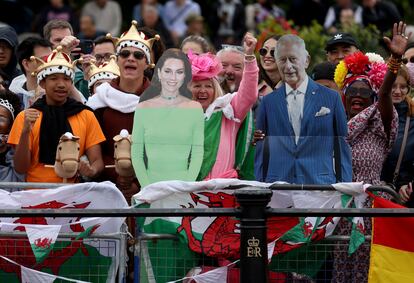 Fans of the British royal family await the arrival of the monarchs this Saturday in London. 