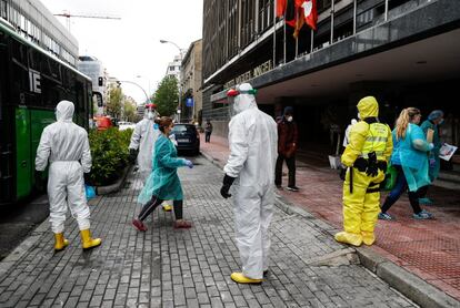 Llegado de enfermos de coronavirus al hotel Miguel Ángel, convertido en hospital temporal, en Madrid.