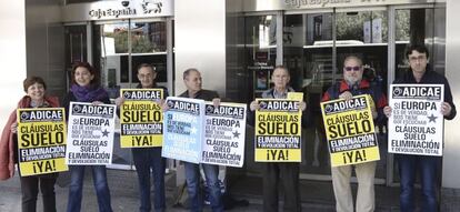 Integrantes de Adicae Castilla y Le&oacute;n durante una manifestaci&oacute;n para pedir a Europa la retroactividad total de las cl&aacute;usulas suelo. EFE/Archivo