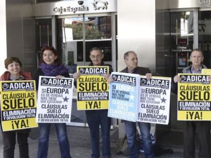 Integrantes de Adicae Castilla y Le&oacute;n durante una manifestaci&oacute;n para pedir a Europa la retroactividad total de las cl&aacute;usulas suelo. EFE/Archivo