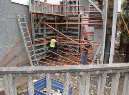 Muro que se estaba construyendo en el colegio Insua Bermúdez del municipio lugués de Vilalba para levantar una escalera de emergencia.