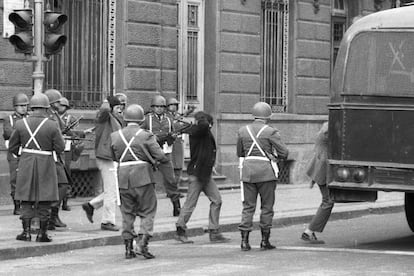 Partidarios de Salvador Allende son detenidos por militares chilenos en una calle cercana al Palacio de La Moneda tras el golpe de Estado de 1973.