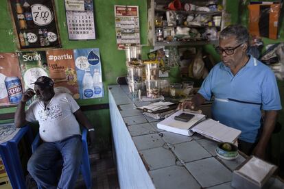 Geraldo Xisto de Pádua, 66, há 48 anos é o proprietário de um bar na saída de Barão de Cocais para a Vila do Socorro, Piteiras, e Gongo Soco. Após a interdição desses lugares, os clientes sumiram. “Hoje não tem ninguém mais, não passa ninguém”, diz Geraldo. Em fevereiro, empresas de auditoria contratadas pela Vale indicaram que a barragem tinha "condições críticas de estabilidade", o que motivou a retirada de famílias da região. A barragem Sul Superior, assim como a de Brumadinho, foi construída com o método a montante, considerado mais barato e menos seguro. A barragem de Barão de Cocais, porém, tem a metade do volume de Brumadinho: 6 milhões de metros cúbicos. 