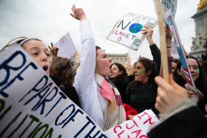 Este 15 de marzo se desarrollaron manifestaciones y concentraciones en unas 1.800 ciudades de un centenar de países en una jornada de huelga y reivindicación bajo el lema "Friday for Future" (Viernes por el futuro). En la imagen, estudiantes se manifiestan frente al palacio de Buckingham, en Londres.