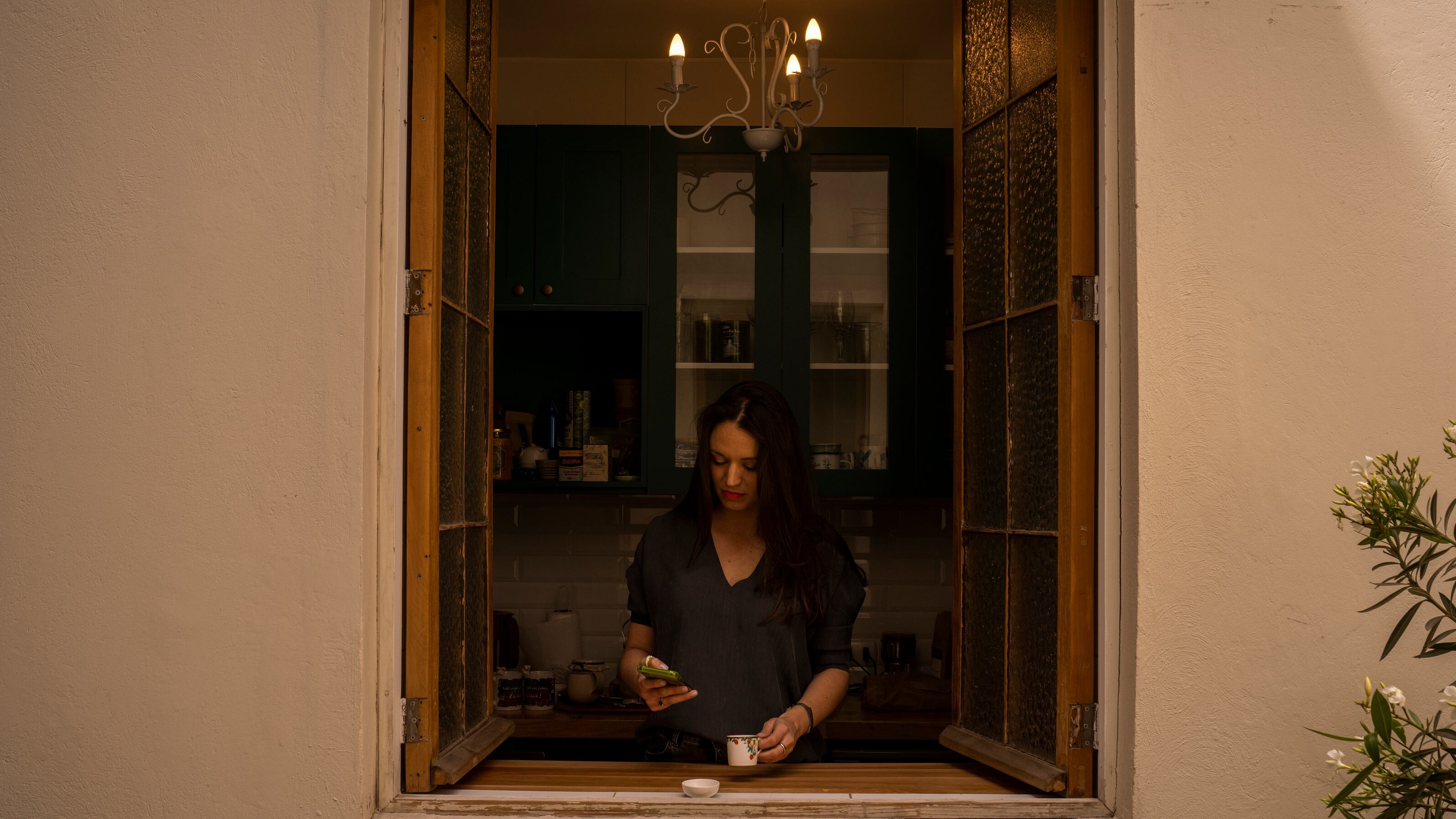 Irina Karamanos, militante del Frente Amplio, trabajó como barista y prepara su propio café cada mañana. Esta imagen es en la cocina de la casa en el barrio Yungai que compartió la antropóloga con su expareja, el presidente Boric. 