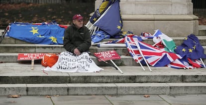 Un manifestante descansa frente al Parlamento británico durante una protesta contra el Brexit, en Londres.