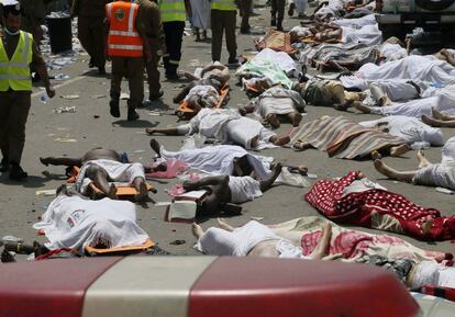 Cuerpos de personas que murieron en el agolpamiento en Mina, Arabia Saudita, durante la peregrinación a la Meca.