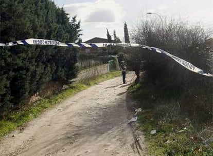 Vista del Camino Viejo de Cobeña que une esta localidad con Paracuellos del Jarama, donde ha sido encontrado el cadáver ensangrentado de un hombre.