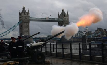 Los miembros de la 'Honorable Artillery Company' lanzan un saludo de armas para conmemorar el 67 aniversario del ascenso de la reina Isabel II al trono Británico, en Londres.