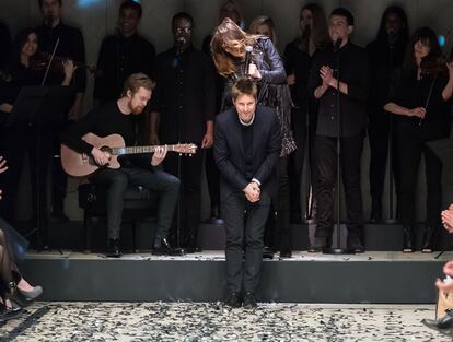 Christopher Bailey saludando tras un desfile de Burberry Prorsum.