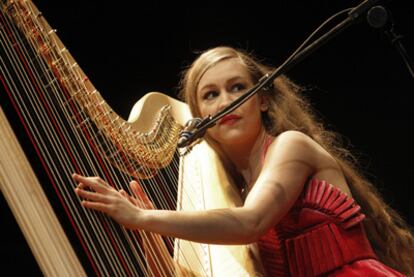 Joanna Newsom durante el concierto de ayer en el teatro Lara.