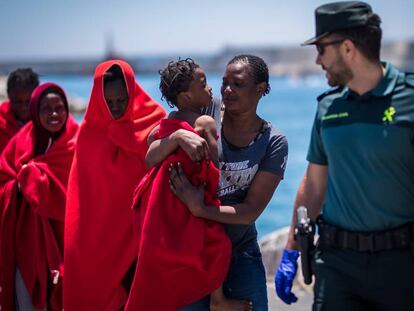 Un grupo de inmigrantes en patera llegan al puerto de Motril
