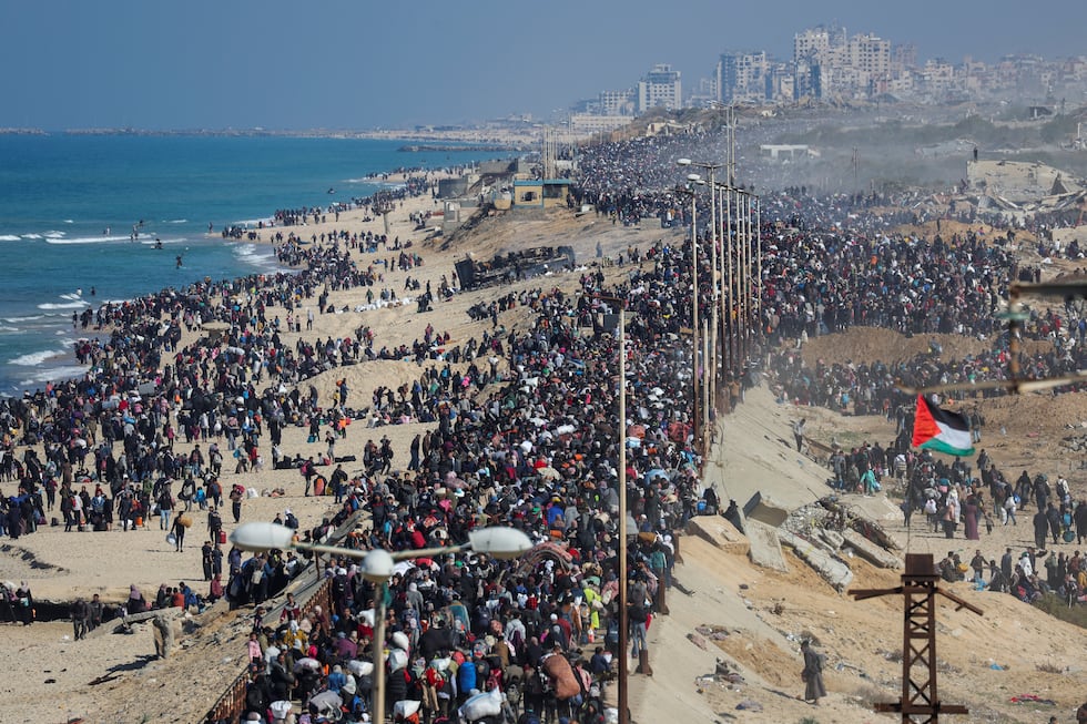 El regreso de miles de personas al norte de la franja de Gaza, en ...