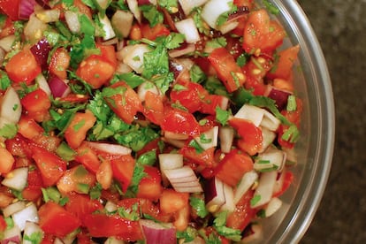 Entre las muchas posibilidades del pico de gallo está terminar en una ensalada