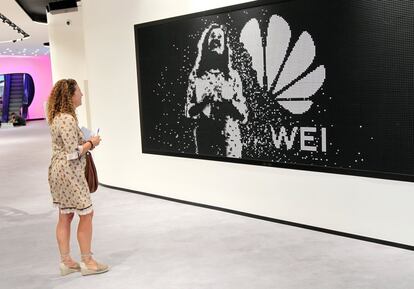 La tienda de Huawei en Madrid tiene 1.100 metros cuadrados repartidos en dos plantas. En la baja, por donde se accede desde la calle, una enorme pantalla formada por pequeñísimos discos de plástico con el logo de Huawei da la bienvenida a los visitantes. El logo desaparece o se entremezcla con las imágenes de las personas que pasan por delante de el, gracias a una cámara de infrarrojos que captura a los visitantes. Todo en blanco y negro. La fachada del local también cuenta con una gran cascada de agua y un enorme corazón al fondo de la planta baja. "El diseño de la tienda está inspirado en Madrid y ha tomado como referencia elementos básicos como el fuego y el agua, con el que se explican los orígenes de la ciudad", dice la compañía que recuerda la leyenda popular que dice 'Fui sobre agua edificada, mis muros de fuego son".