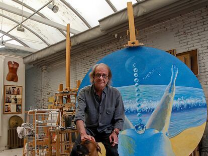 Luis Eduardo Aute comparte su estudio de pintura con su hijo pequeño y <i>Duna,</i> su perra, a la que todos miman.