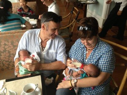Jos&eacute; Luis Vidal and Ana Coto with Lucas and Carmen in Mumbai.