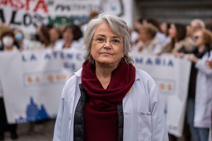 Dora Bejarano, pediatra en el centro de salud General Fanjul (Aluche), frente al ambulatorio. 

