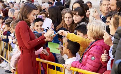 La reina Letizia firma autógrafos en El Burgo de Osma este martes.