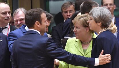 Emmanuel Macron junto a Theresa May y Angela Merkel en la cumbre de jefes de Estado y de Gobierno de la UE.