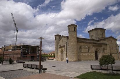 Trabajos de construcción de una vivienda junto a la iglesia románica de San Martín, en Frómista (Palencia).