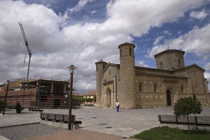 Trabajos de construcci&oacute;n de una vivienda junto a la iglesia rom&aacute;nica de San Mart&iacute;n, en Fr&oacute;mista (Palencia).