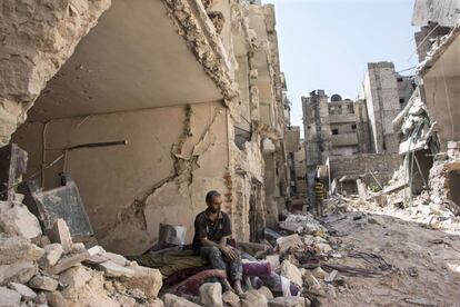 Un hombre entre los escombros de su casa en Alepo (Siria), tras un ataque de los rebeldes de Al-Mashhad, en octubre de 2019.