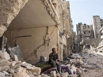 Un hombre entre los escombros de su casa en Alepo (Siria), tras un ataque de los rebeldes de Al-Mashhad, en octubre de 2019.