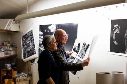 El matrimonio formado por Sebastião Salgado y Lélia Wanick Salgado, fotografiados en su estudio, en París, realizan labores de edición fotográfica. Su último libro y exposición, 'Amazônia', se inauguró el 20 de mayo, en la Philharmonie de París.
