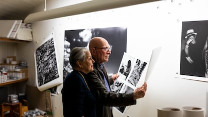 O casal formado por Sebastião Salgado e Lélia Wanick Salgado, fotografado no seu estúdio de Paris, trabalha na edição fotográfica. Seu novo livro e exposição, 'Amazônia', foi inaugurado em 20 de maio na Philharmonie de Paris.