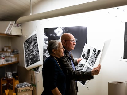 El matrimonio formado por Sebastião Salgado y Lélia Wanick Salgado, fotografiados en su estudio, en París, realizan labores de edición fotográfica. Su último libro y exposición, 'Amazônia', se inauguró el 20 de mayo, en la Philharmonie de París.