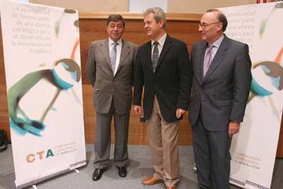 Moya-Angeler, Vallejo y Guerra, ayer, tras la constitución en Sevilla de la Corporación Tecnológica de Andalucía.