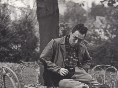 Albert Camus en Bougival en noviembre de 1945, en la propiedad de Guy Schoeller.