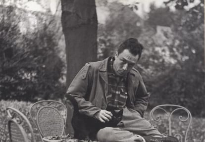 Albert Camus en Bougival en noviembre de 1945, en la propiedad de Guy Schoeller.